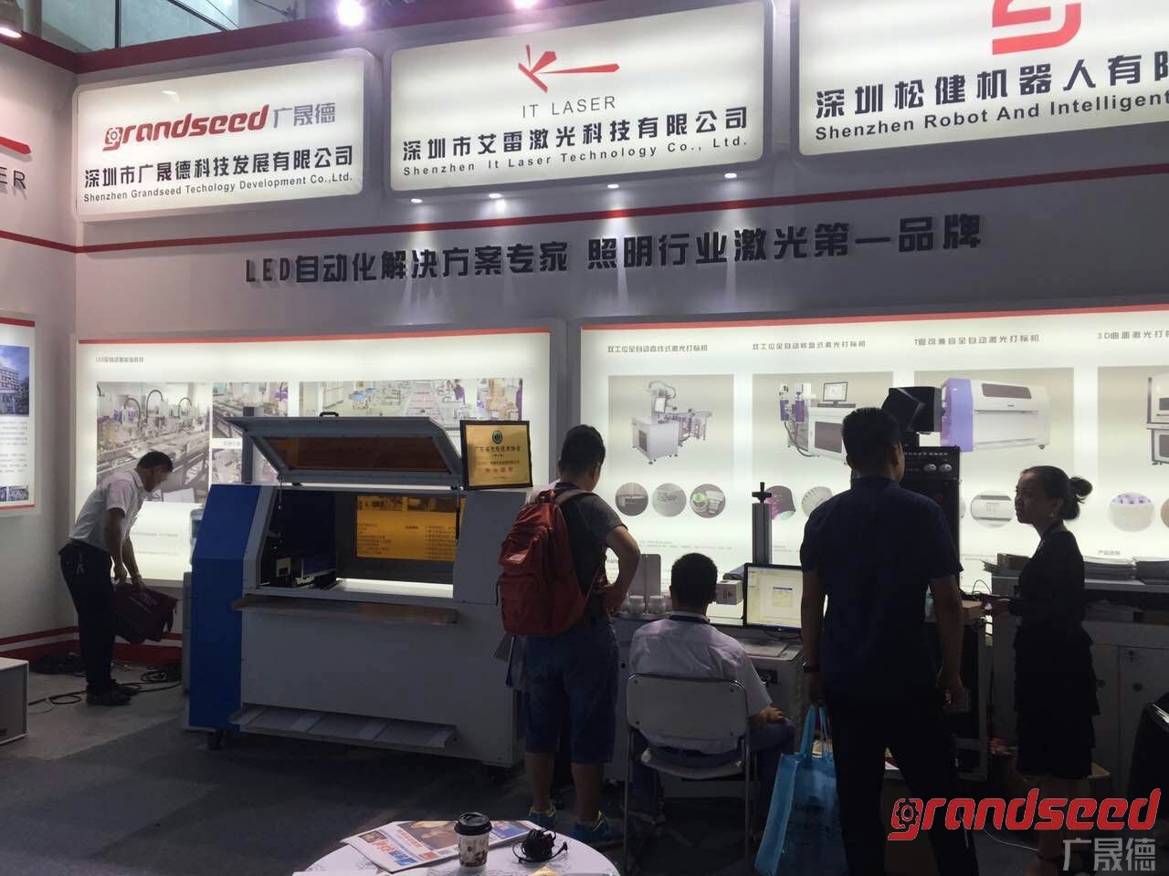 老司机app全自动LED生产线展会现场